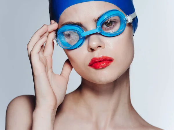 游泳时戴护目镜的女人红唇模特化妆 — 图库照片