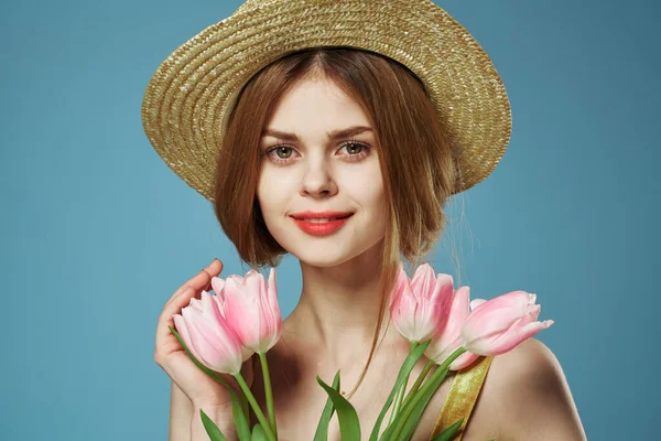 Elegancka kobieta w kapeluszu z bukietem kwiatów świętować zbliżenie — Zdjęcie stockowe