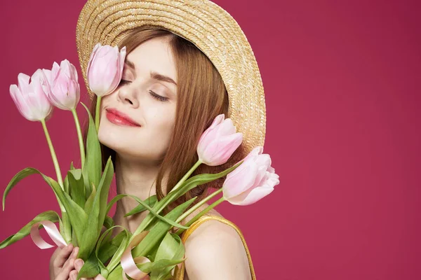 Bonita mulher buquê flores feriado mulheres dia rosa fundo — Fotografia de Stock