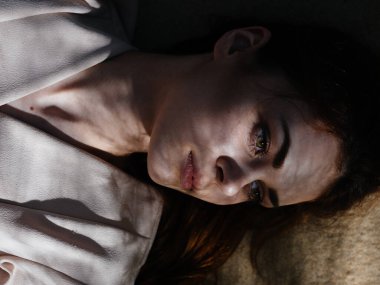 Kadın boş zamanlarında dışarıda uzanıyor.