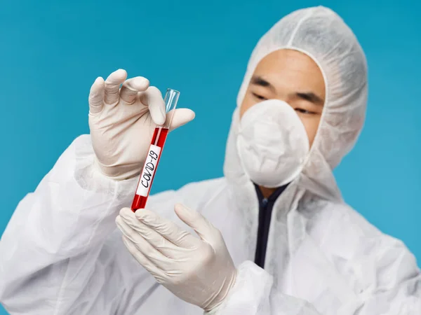 Чоловік азіатський зовнішній вигляд лабораторні тести діагностичні тести на коронавірус — стокове фото