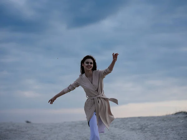 山の砂の上の旅人の女雲青い空自然新鮮な空気 — ストック写真