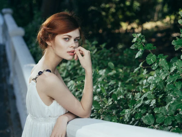 Mulher de vestido branco atraente olhar folhas verdes natureza glamour — Fotografia de Stock
