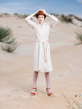 Kızıl saçlı kadın yüz kılları ve doğa gezisi tropikleri.