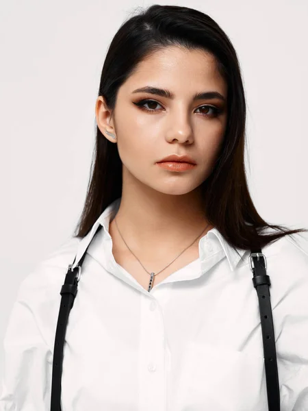 Σέξι μελαχρινή σε λευκό πουκάμισο σε ανοιχτό φόντο μοντέρνο hairstyle μοντέλο — Φωτογραφία Αρχείου