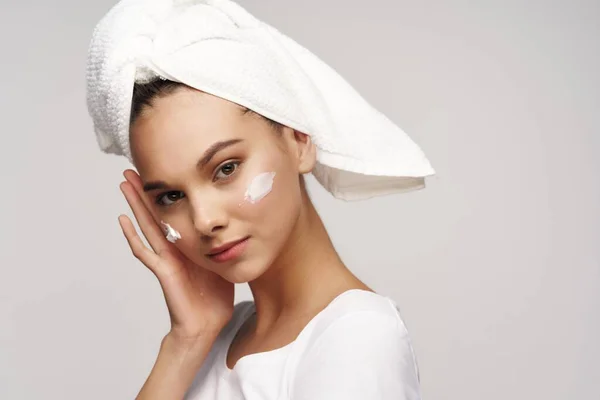 Mujer con una toalla en la cabeza piel limpia crema facial cosmetología dermatología — Foto de Stock