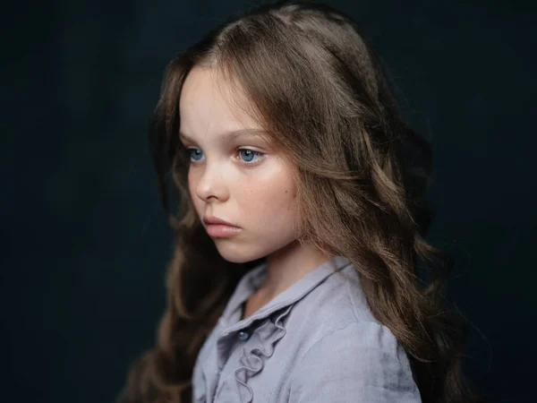 Menina bonita cabelo solto fundo escuro corte vista close-up — Fotografia de Stock