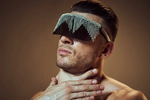 Homme sexy en lunettes avec strass touche le cou avec sa main et les épaules nues modèle — Photo