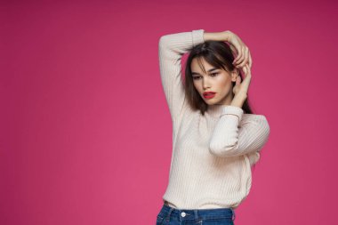 Güzel esmer, uzun saçlı, şık, zarif, pembe arka planlı.