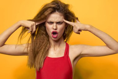 Sarı arka planda poz veren güzel bir kadın. Yüksek kalite fotoğraf