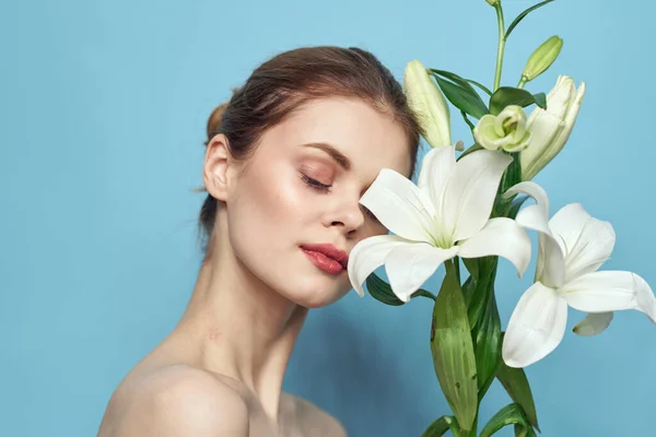 Piękna Dziewczyna Bukietem Białych Kwiatów Niebieskim Tle — Zdjęcie stockowe