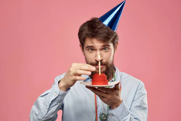 Hombre cumpleaños pastel de fiesta con la diversión gorra de vela — Foto de Stock