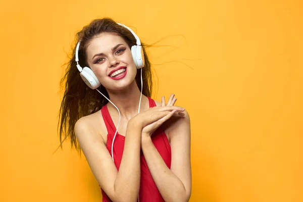 Femme Émotionnelle Dans Casque Blanc Écoute Musique — Photo