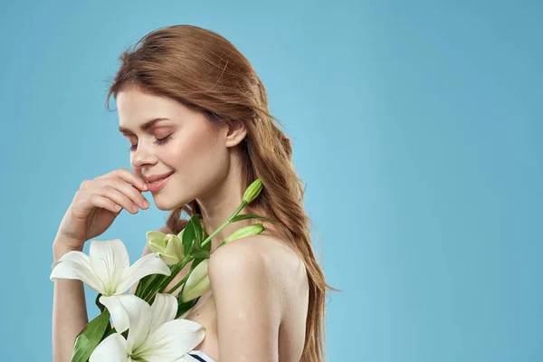 Kvinna Med Bukett Vita Blommor Blå Bakgrund — Stockfoto