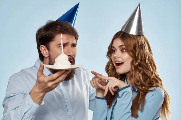 Tarta de cumpleaños con vela hombre y mujer fiesta corporativa vacaciones divertidas — Foto de Stock