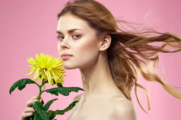 Menina Bonita Com Uma Flor Amarela Fundo Rosa — Fotografia de Stock