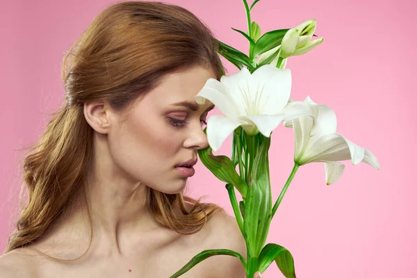 Retrato Una Hermosa Mujer Con Flores Blancas Sus Manos Sobre — Foto de Stock