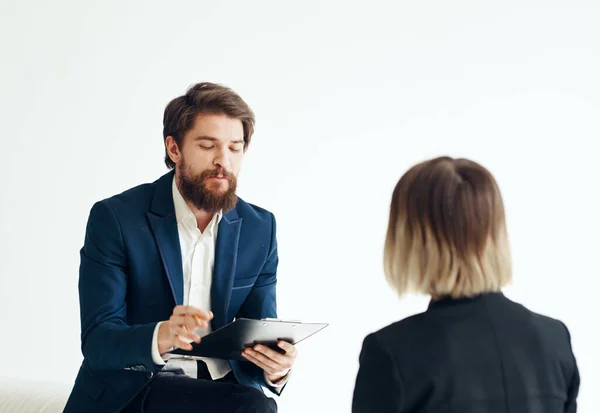 Un hombre con documentos en traje y una mujer para una entrevista de trabajo —  Fotos de Stock