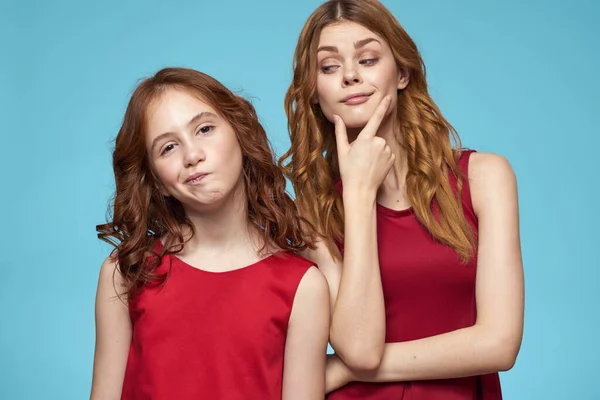 Mãe alegre e filha abraços alegria estilo de vida comunicação amizade azul fundo — Fotografia de Stock