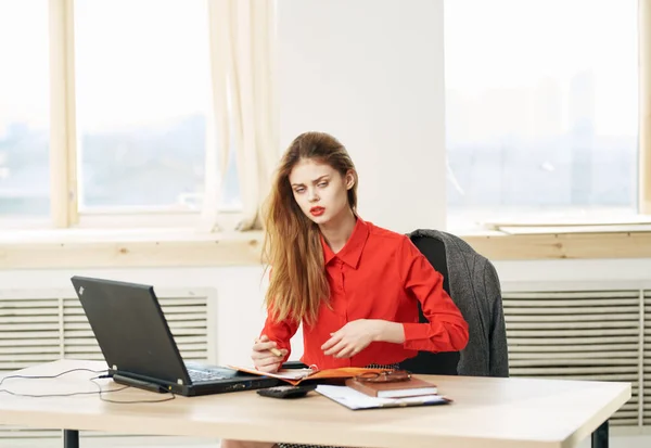 Mulher Negócios Trabalhando Mesa Com Laptop — Fotografia de Stock