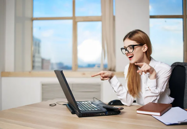 Secretária Mulher Mesa Com Laptop — Fotografia de Stock