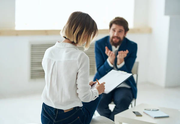 Um homem em uma consulta de psicólogos consulta de saúde de comunicação de diagnóstico — Fotografia de Stock