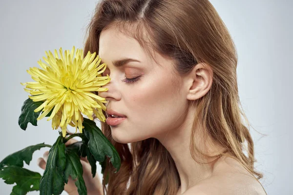 Portret Pięknej Kobiety Żółtym Kwiatem Jasnym Tle — Zdjęcie stockowe