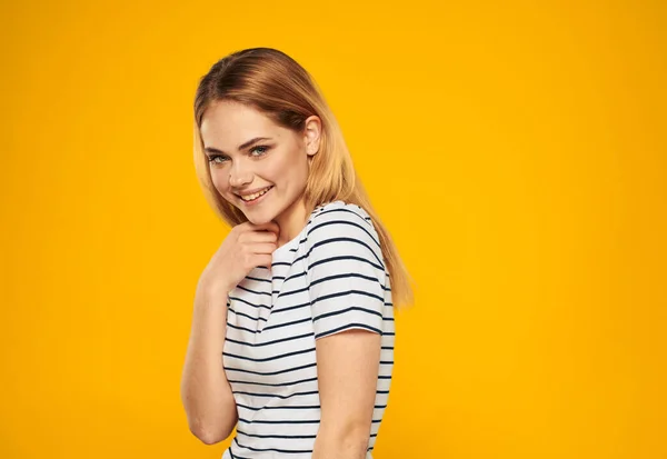 黄色の背景に縞模様のTシャツに感情的な女性の肖像｜Copy Space — ストック写真