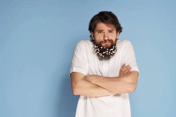 Homme Émotionnel Dans Shirt Blanc Avec Des Fleurs Dans Fond — Photo