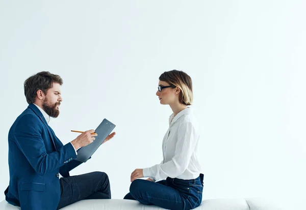 Donna e uomo sono seduti sul divano in abiti documenti psicologia — Foto Stock