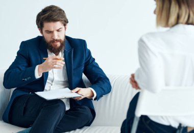 Kanepedeki adam ve kadın iş adamı finans personeli iletişim modeli 