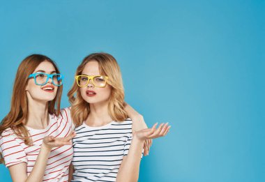 İki neşeli kız arkadaş neşe dolu yaşam tarzına sarılıyor.