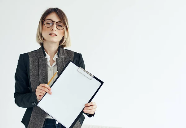 Obchodní žena v bundě manažer modelka brýle a bílý list papíru — Stock fotografie