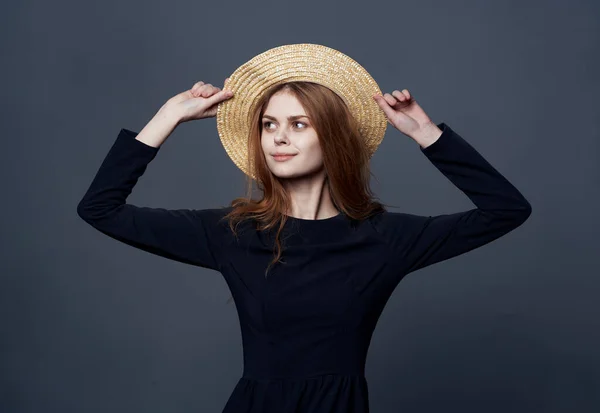 Mujer Bonita Con Sombrero Sobre Fondo Oscuro Foto Alta Calidad — Foto de Stock