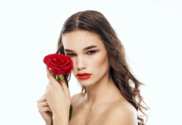 Femme Avec Fleur Rouge Près Visage Studio — Photo