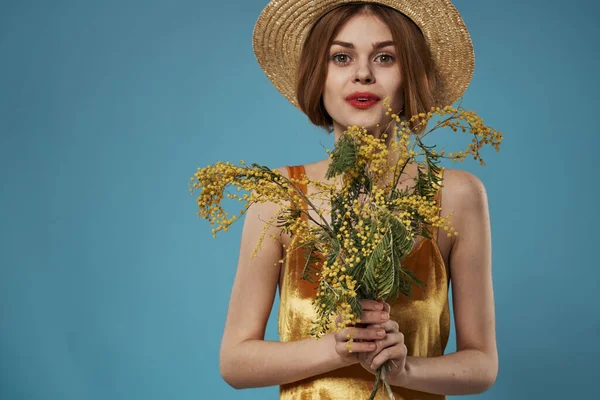 Elegant Kvinna Hatt Med Bukett Blommor Högkvalitativt Foto — Stockfoto