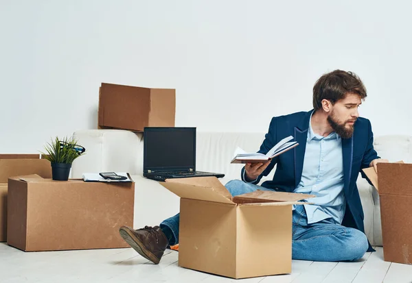 Geschäftsmann Boxen Mit Neuem Büro Auspacken Lifestyle Hochwertiges Foto — Stockfoto