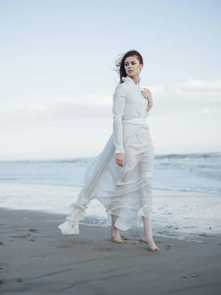 Γυναίκα Λευκό Φόρεμα Κοντά Στον Ωκεανό — Φωτογραφία Αρχείου