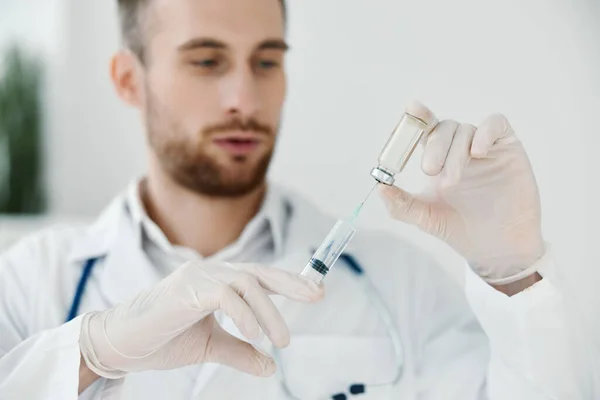 Вакцинація від коронавірусу професіонали шприц лабораторна хімічна рідина — стокове фото