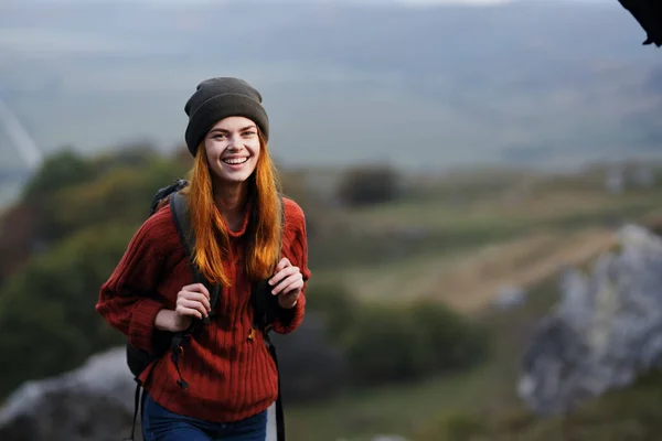 Veselá Žena Turistka Batohem Horách — Stock fotografie