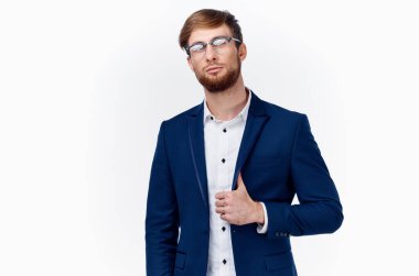 Gözlüklü, mavi ceketli, beyaz gömlekli yakışıklı bir iş adamı. 