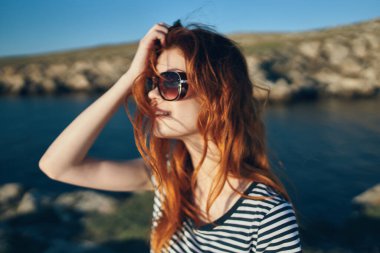 Kadınlar dağlarda doğada gezer. 