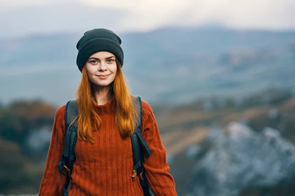 Ładna Kobieta Turystka Plecakiem Jesiennych Ubraniach Spacerze Górach Wysokiej Jakości — Zdjęcie stockowe