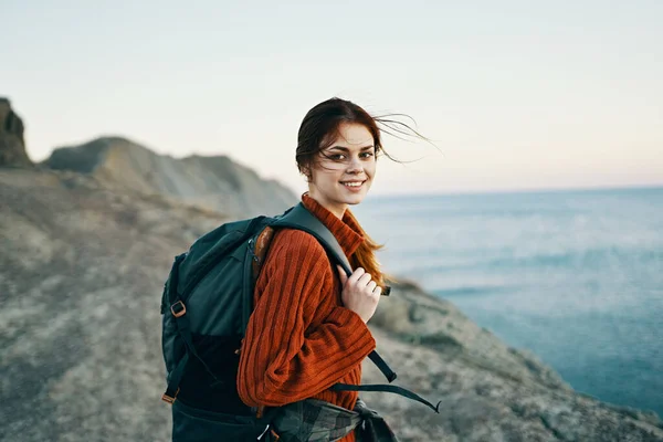 Schönes Model Mit Einem Rucksack Auf Dem Rücken Den Bergen — Stockfoto