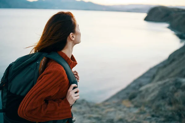 Viaggiatore Felice Maglione Con Uno Zaino Guardando Mare Lontananza — Foto Stock