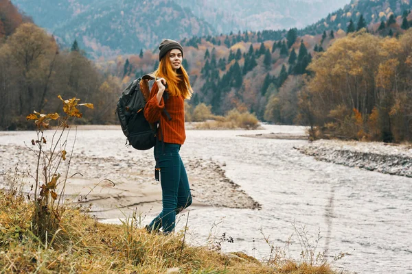 Mulher Jeans Casaco Com Uma Mochila Perto Rio Nas Montanhas — Fotografia de Stock