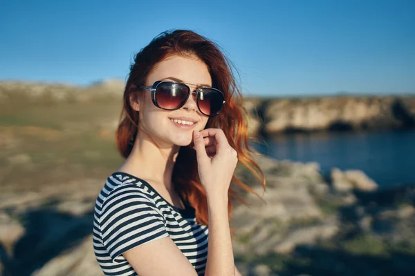 Piękna Rudowłosa Kobieta Koszulce Okularach Przeciwsłonecznych Łonie Natury — Zdjęcie stockowe