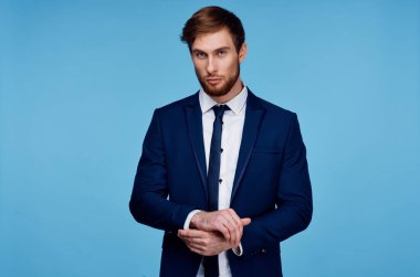 İşadamı mavi arka plan stüdyo finansmanını kesti