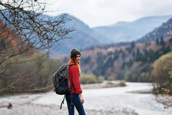 Een Reiziger Met Hoed Trui Broek Oever Van Rivier Bergen — Stockfoto