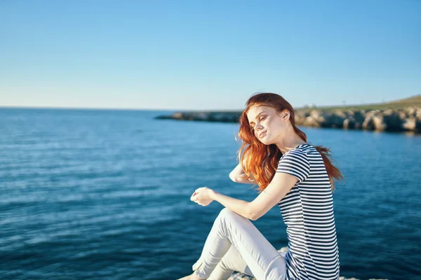 Woman Rock Sea Mountains — Stock Photo, Image